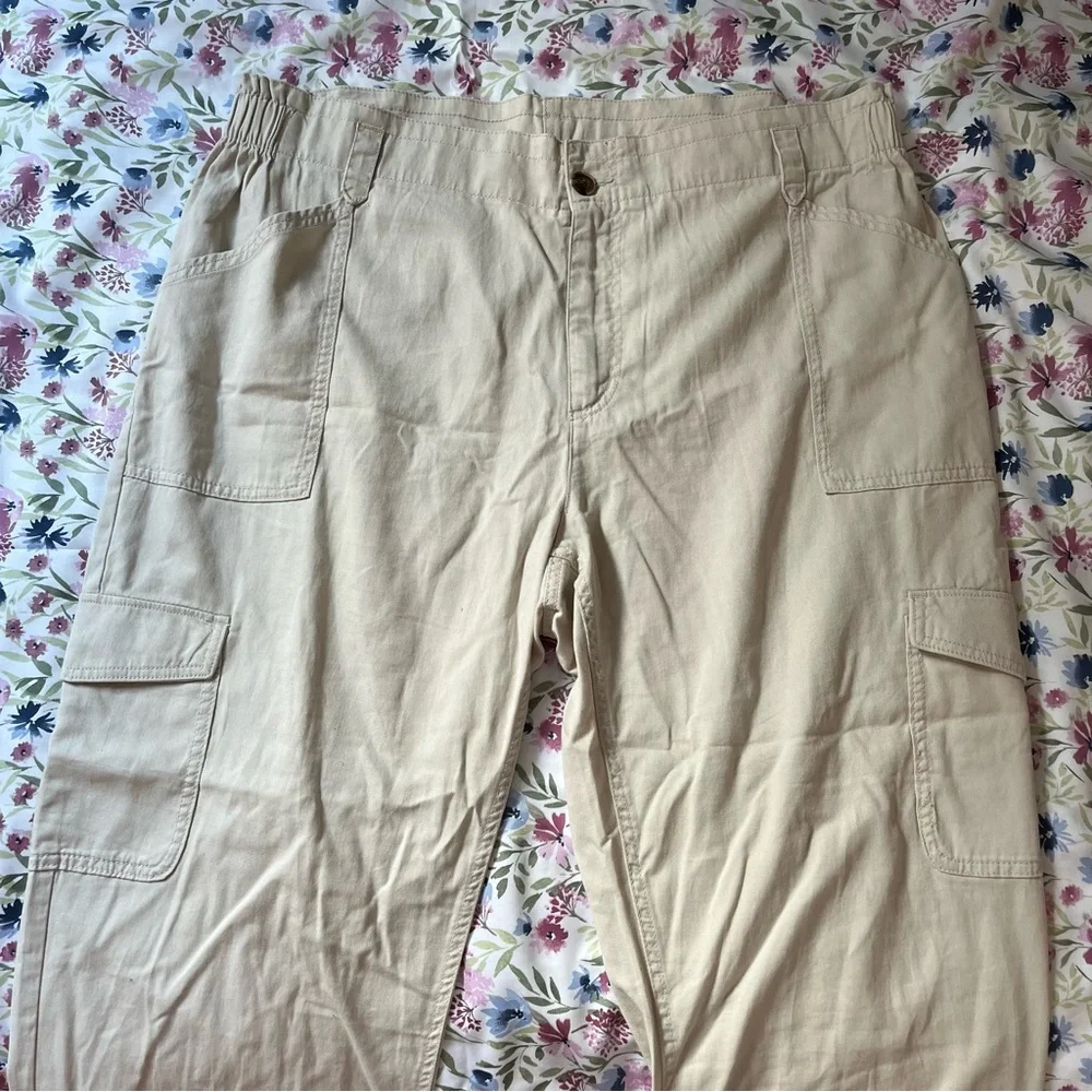 Old Navy Extra Wide Leg High Waisted Cargo Pants - Picture 2 of 5